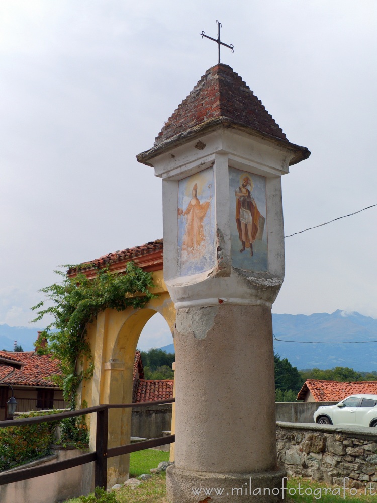 Magnano (Biella) - Edicola affrescata davanti alla Chiesa parrocchiale di San Giovanni Battista e San Secondo